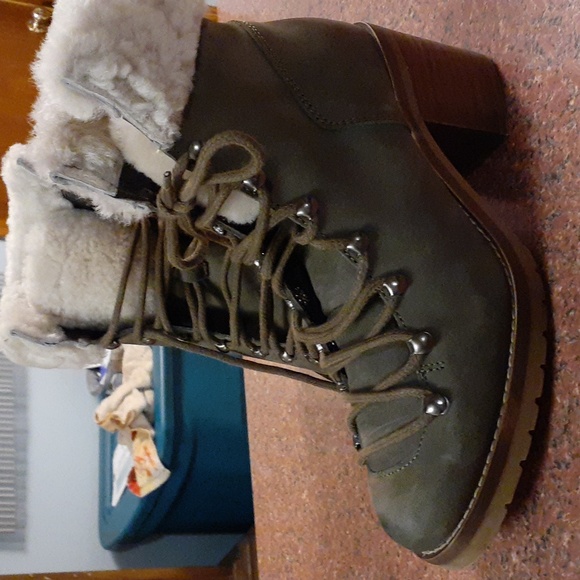 Steve madden lace up boots size 8 1/2. Sueded leather like material   olive - Picture 2 of 4